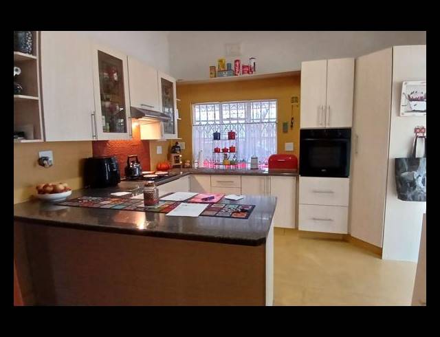 3 BEDROOM FREEHOLD FOR SALE IN ALBERTON NORTH